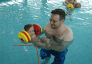 AM-EIGENEN-LEIB-Beim-Babyschwimmen